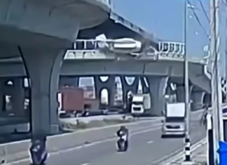 Ταϊλάνδη: Σοκαριστικό βίντεο από τροχαίο με μπετονιέρα να πέφτει από γέφυρα πάνω σε άλλα αυτοκίνητα