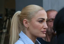 Ελεύθερη αφέθηκε η Ιωάννα Τούνη: Η στιγμή που βγαίνει από το αστυνομικό τμήμα – (ΦΩΤΟ)