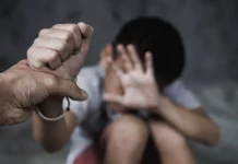 Ανήλικος στην Πάτρα αποκάλυψε πως τον εκμεταλλευόταν ο πατέρας του για δύο χρόνια, πούλαγε προϊόντα στον δρόμο