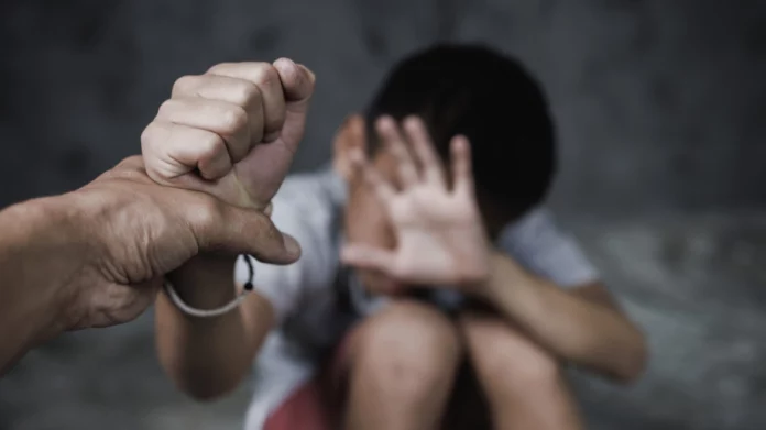 Ανήλικος στην Πάτρα αποκάλυψε πως τον εκμεταλλευόταν ο πατέρας του για δύο χρόνια, πούλαγε προϊόντα στον δρόμο