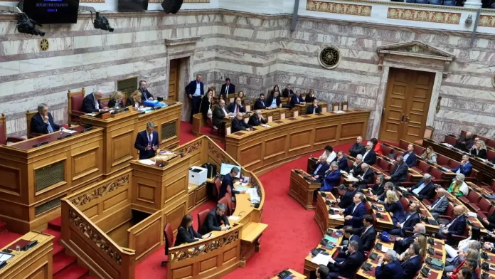 Σε τρεις γραμμές η ΚΟ της ΝΔ για την άρση ασυλίας των 13 – Οι κινήσεις στο παρασκήνιο για να περιοριστούν οι διαρροές