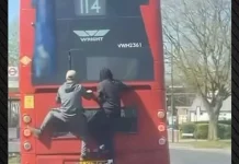 Λαθρεπιβάτες στη Βρετανία κρέμονται στο πίσω μέρος λεωφορείου ενώ είναι εν κινήσει, δείτε βίντεο