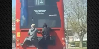 Λαθρεπιβάτες στη Βρετανία κρέμονται στο πίσω μέρος λεωφορείου ενώ είναι εν κινήσει, δείτε βίντεο