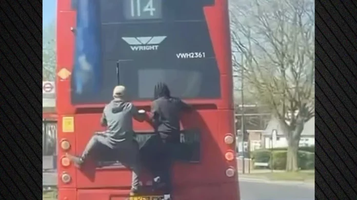 Λαθρεπιβάτες στη Βρετανία κρέμονται στο πίσω μέρος λεωφορείου ενώ είναι εν κινήσει, δείτε βίντεο