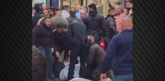 Ισραηλινοί αστυνομικοί κατηγορούνται ότι απώθησαν με τη βία Παλαιστίνιους χριστιανούς στην αφή του Αγίου Φωτός