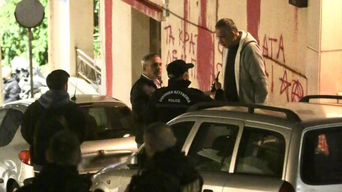 Κουκουλοφόροι έκαναν επίθεση στο σπίτι του Ισίδωρου Ντογιάκου – Πέταξαν μπογιές, προξένησαν φθορές σε ΙΧ