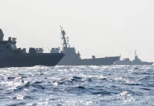 Δύο αμερικανικά αντιτορπιλικά διέσχισαν τα Στενά του Ορμούζ, ενώ ξεκινούσαν οι διαπραγματεύσεις στο Ισλαμαμπάντ