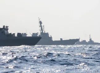 Δύο αμερικανικά αντιτορπιλικά διέσχισαν τα Στενά του Ορμούζ, ενώ ξεκινούσαν οι διαπραγματεύσεις στο Ισλαμαμπάντ