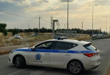 Λάρισα: Φορτηγό ξήλωσε γέφυρα σήμανσης και έπεσε σε μάντρα, ένας τραυματίας-(ΦΩΤΟ)
