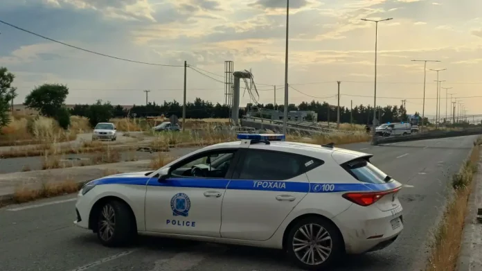 Λάρισα: Φορτηγό ξήλωσε γέφυρα σήμανσης και έπεσε σε μάντρα, ένας τραυματίας-(ΦΩΤΟ)