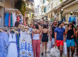 Τουρισμός: Χιλιάδες κενές θέσεις εργασίας και νέα απεργιακή κινητοποίηση στον κλάδο