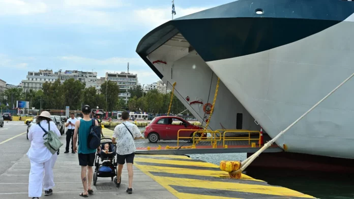 Μαζική έξοδος για το τριήμερο του Αγίου Πνεύματος: Αυξημένη κίνηση σε διόδια, λιμάνια και ΚΤΕΛ