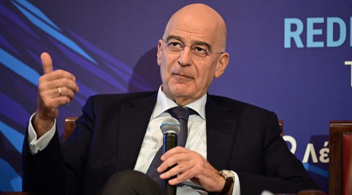 Νίκος Δένδιας: Γάντι