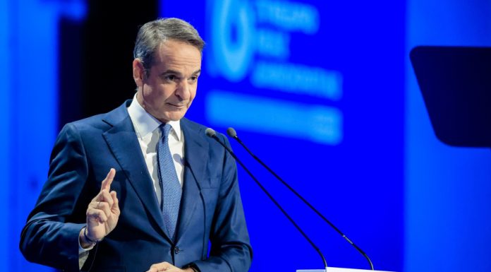 Με άγχος για εσωκομματικά και δελφίνους ο Μητσοτάκης στο συνέδριο