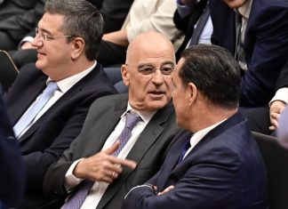 Γαλάζια «αλληλοκαρφώματα» και σενάρια εκλογών: Ποιοι εκτοξεύουν φίλια πυρά στον Δένδια