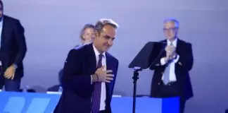 Η κυβέρνηση επιχειρεί να βγει από το «κάδρο» των σκανδάλων και να ανασυνταχθεί