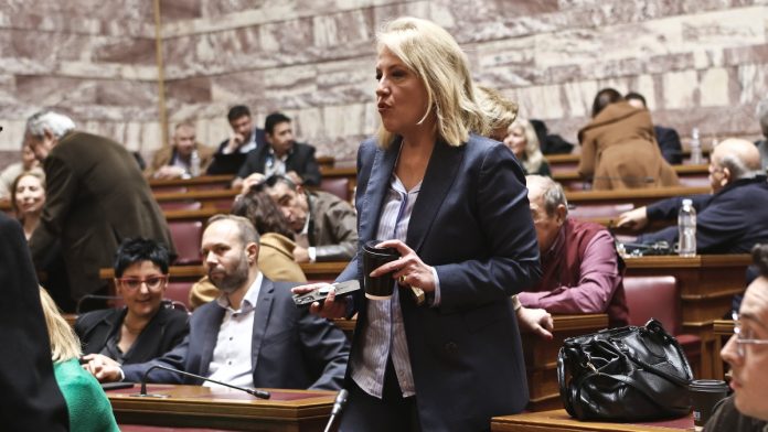 «Καρφιά» Δούρου με φόντο τον Τσίπρα: Δεν είναι εικόνα να εμφανίζονται βουλευτές να βάζουν σε δημοπρασία την έδρα τους