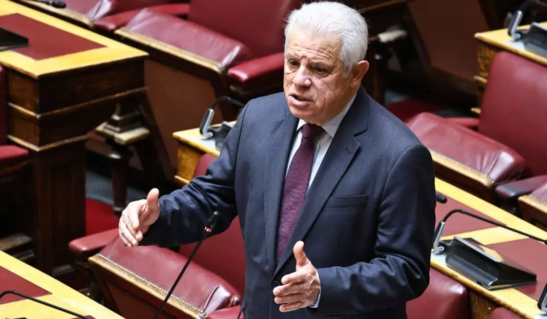 «Γαλάζιες σκιές» για τη διπλή απουσία Βλάχου