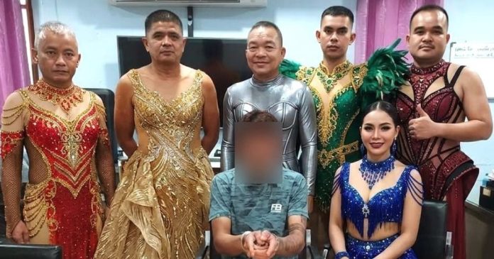 Ταϊλάνδη: Αστυνομικοί ντύθηκαν… drag queens για να συλλάβουν έμπορο ναρκωτικών! (φώτο)