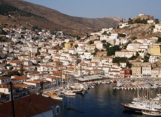 Ύδρα: Μεθυσμένοι Ινδοί και Πακιστανοί επιτέθηκαν σε αστυνομικούς και προσπάθησαν να εισβάλλουν σε εστιατόριο
