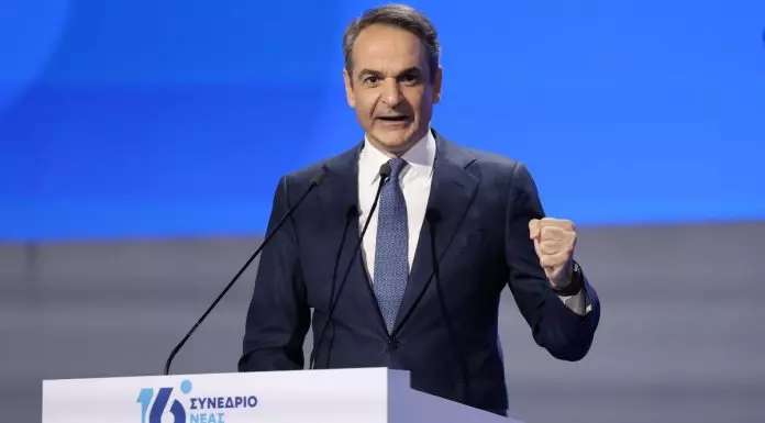 Χαριτάτος ξεσκίζει τον Μητσοτάκη: «Ρωτάς ποιος θα σηκώσει το τηλέφωνο; Στα Τέμπη εσύ το σήκωσες;» – (VIDEO)