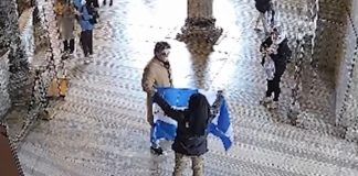Στα «μαλακά» οι δύο Έλληνες που άνοιξαν σημαία με το βυζαντινό δικέφαλο αετό στην Αγία Σοφία – Δέκα μήνες με αναστολή