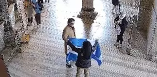 Στα «μαλακά» οι δύο Έλληνες που άνοιξαν σημαία με το βυζαντινό δικέφαλο αετό στην Αγία Σοφία – Δέκα μήνες με αναστολή