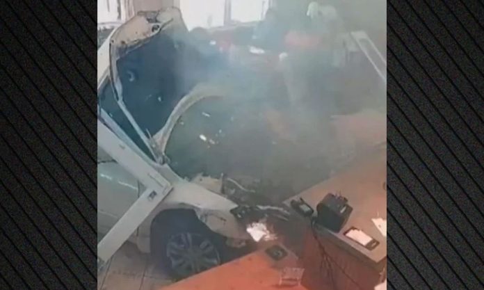 Απίστευτες εικόνες: Αυτοκίνητο εισβάλλει σε εστιατόριο στη Νέα Ορλεάνη – (VIDEO)