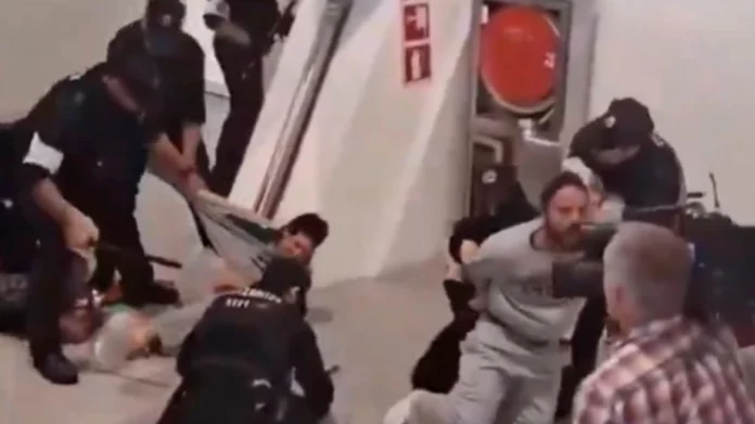 Επεισοδιακή άφιξη ακτιβιστών του στολίσκου της Γάζας στην Ισπανία – Ξύλο με γκλομπ και σπρωξιές από την αστυνομία μέσα στο αεροδρόμιο