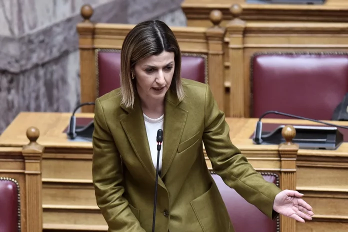 Αδιαθεσία για την Αγαπηδάκη στη Βουλή, μεταφέρθηκε στο ιατρείο με χαμηλό οξυγόνο
