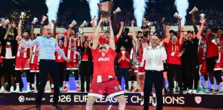 Έγινε η νύχτα μέρα στον Πειραιά, μεγάλη φιέστα για τον πρωταθλητή Ευρώπης Ολυμπιακό μπροστά στο Δημοτικό Θέατρο: Βίντεο και φωτογραφίες