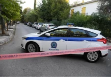 Συναγερμός στην ΕΛ.ΑΣ.: Άνδρας απειλεί να πέσει από ταράτσα στη Μάνδρα, κρατάει μαχαίρι