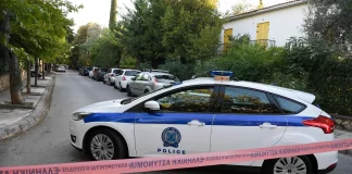 Συναγερμός στην ΕΛ.ΑΣ.: Άνδρας απειλεί να πέσει από ταράτσα στη Μάνδρα, κρατάει μαχαίρι