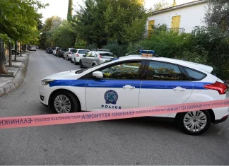 Συναγερμός στην ΕΛ.ΑΣ.: Άνδρας απειλεί να πέσει από ταράτσα στη Μάνδρα, κρατάει μαχαίρι