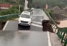 Αυτοκίνητο παρασύρεται από ορμητικό χείμαρρο μετά από κατάρρευση γέφυρας στην Κίνα, δείτε βίντεο