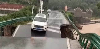 Αυτοκίνητο παρασύρεται από ορμητικό χείμαρρο μετά από κατάρρευση γέφυρας στην Κίνα, δείτε βίντεο