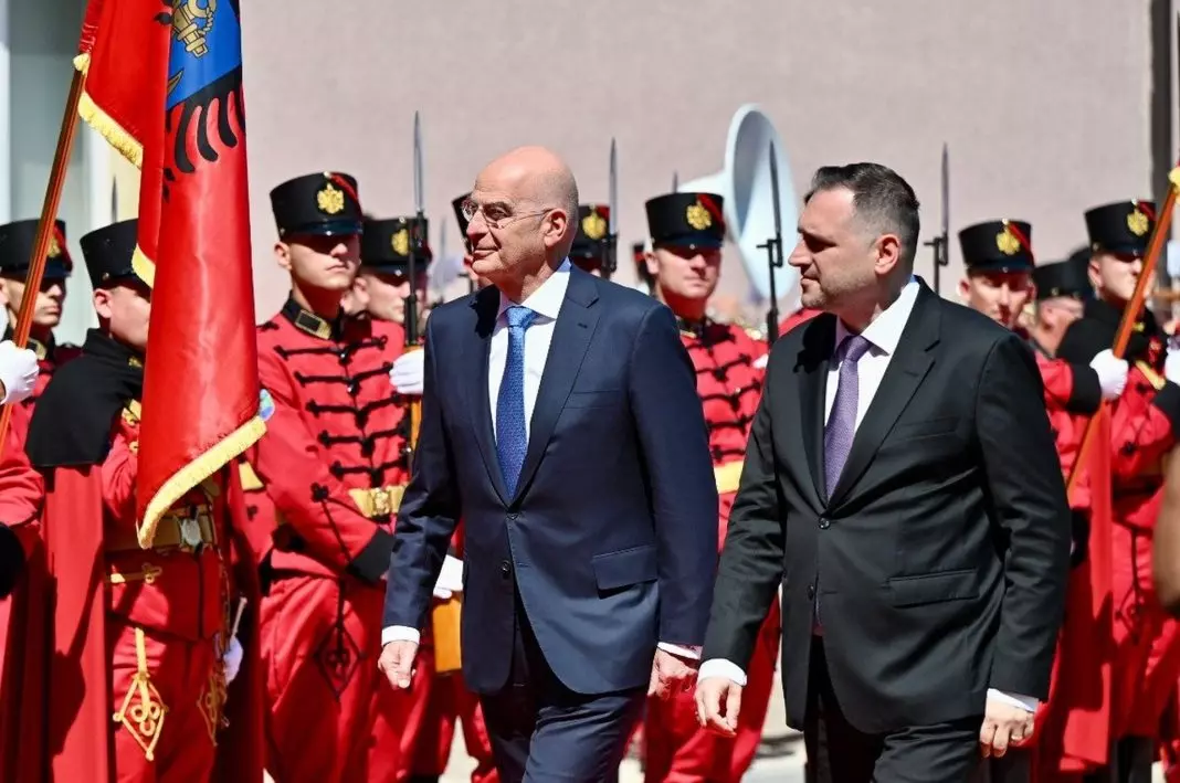 Ο Δένδιας στην Αλβανία – Η συμφωνία για τα στρατιωτικά κοιμητήρια και το τετ α τετ με τον Ράμα
