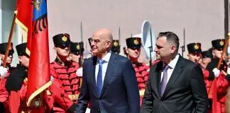 Ο Δένδιας στην Αλβανία – Η συμφωνία για τα στρατιωτικά κοιμητήρια και το τετ α τετ με τον Ράμα