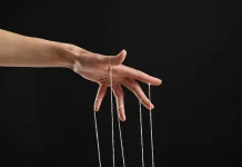 Σαν ένα μαγικό χέρι να συντονίζει τα ίδια ψεκασμένα μυθεύματα…