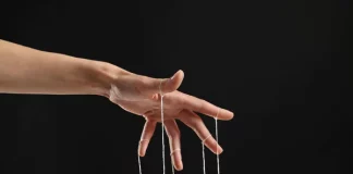Σαν ένα μαγικό χέρι να συντονίζει τα ίδια ψεκασμένα μυθεύματα…