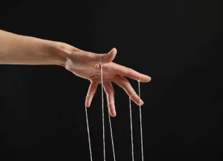 Σαν ένα μαγικό χέρι να συντονίζει τα ίδια ψεκασμένα μυθεύματα…