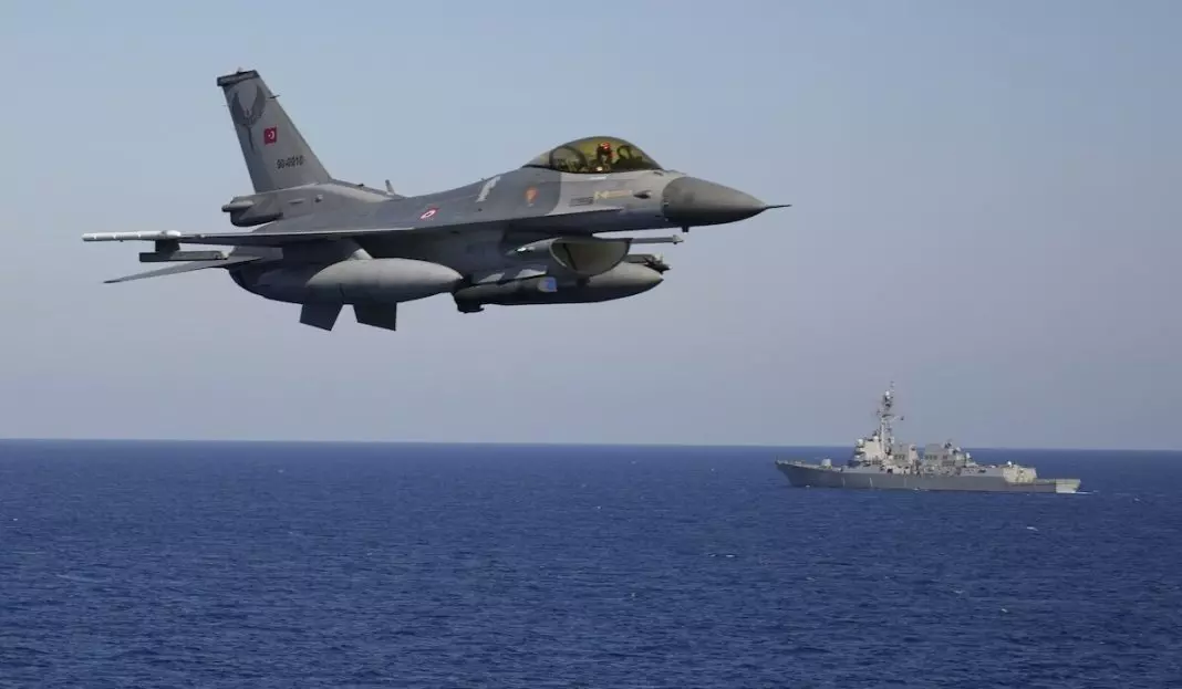 f16_tourkia-1200x700 Εμπλοκή ελληνικών μαχητικών και οπλισμένων τουρκικών F-16 στο Αιγαίο – 10 παραβιάσεις