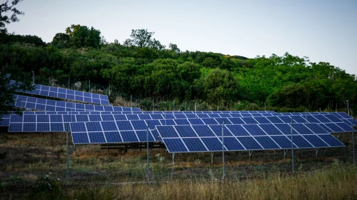 Απατεώνας υποδύθηκε τον εργολάβο φωτοβολταϊκών και πήρε εργαλεία και υλικά 23.500 ευρώ από το θύμα του