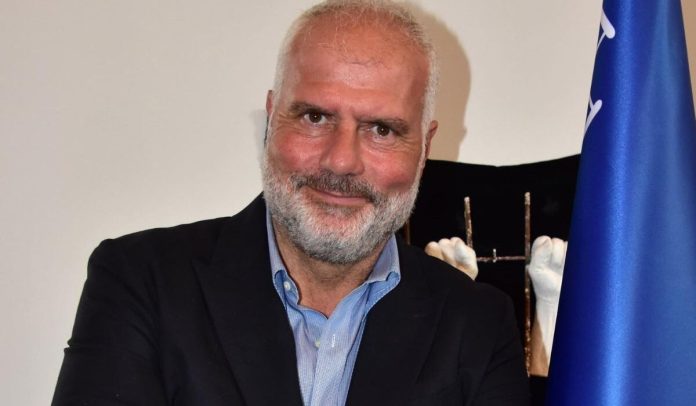 Αίγινα: Έκαψαν ολοσχερώς τη σχολή οδηγών του Δημάρχου Γιάννη Ζορμπά