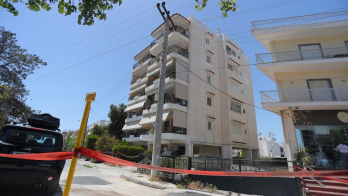 Τραγωδία στην Ηλιούπολη: Σοκ με τη βουτιά των κοριτσιών στο κενό – Συγκλονίζει το γράμμα, το ημερολόγιο της 17χρονης που χαροπαλεύει και η κατάθλιψη