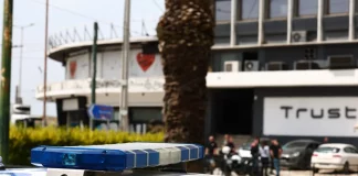 Δίωξη για δύο κακουργήματα και πέντε πλημμελήματα στον 58χρονο που πυροβόλησε με ούζι και τραυμάτισε γυναίκα στην Καλλιθέα