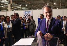 Γιατί η κυβέρνηση επαναφέρει το αφήγημα της μίας κάλπης – Οι στοχεύσεις και οι φόβοι