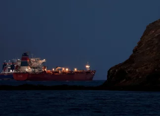 Ιράν: Τάνκερ χτυπήθηκε από τρία «άγνωστα βλήματα» στα Στενά του Ορμούζ