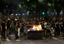 Επεισόδια μετά την μαζική αντικυβερνητική συγκέντρωση των φοιτητών στο Βελιγράδι, δείτε φωτογραφίες