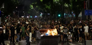 Επεισόδια μετά την μαζική αντικυβερνητική συγκέντρωση των φοιτητών στο Βελιγράδι, δείτε φωτογραφίες